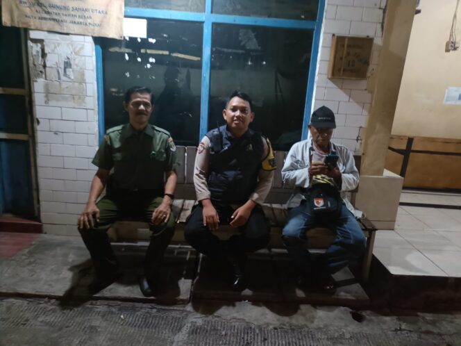 
					Sambang Satkamling Malam Minggu, Bhabinkamtibmas Gunung Sahari Utara Perkuat Keamanan Warga