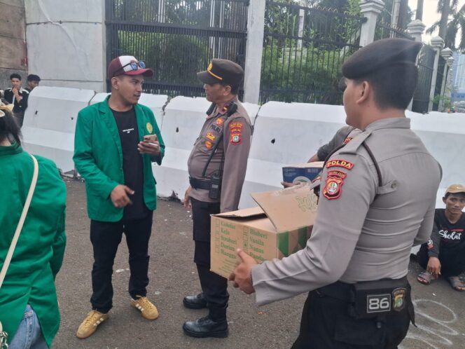 
					Polri Bagikan Snack dan Air Mineral kepada Massa Aksi di Depan Gedung DPR/MPR RI