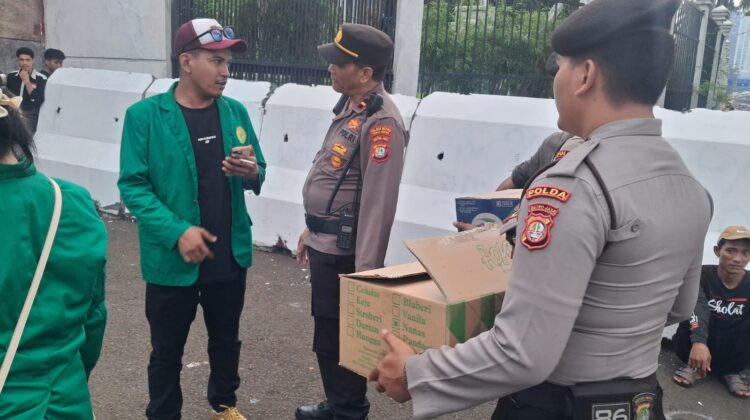 Polri Bagikan Snack dan Air Mineral kepada Massa Aksi di Depan Gedung DPR/MPR RI