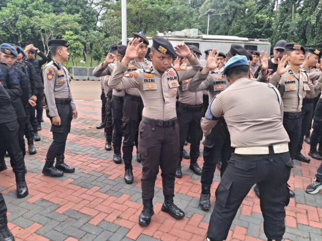 
					Kapolsek Metro Tanah Abang Pimpin Apel Pengamanan Aksi Unjuk Rasa di DPR RI, Tekankan Profesionalisme Saat Pengamanan