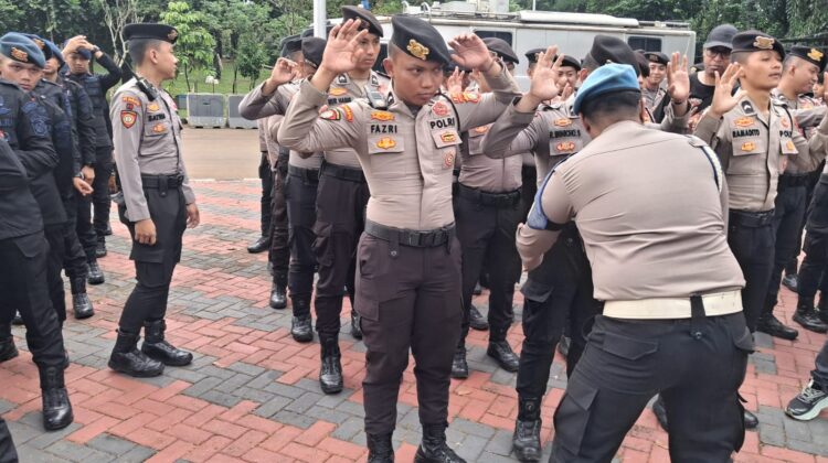 Kapolsek Metro Tanah Abang Pimpin Apel Pengamanan Aksi Unjuk Rasa di DPR RI, Tekankan Profesionalisme Saat Pengamanan