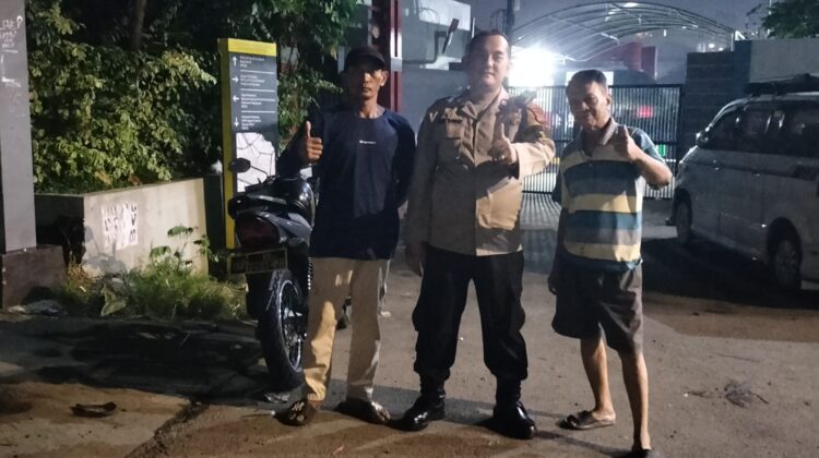 Sambang Satkamling Jalan Anyer, Bhabinkamtibmas Menteng Ajak Warga RW 09 Perketat Patroli Jelang Subuh