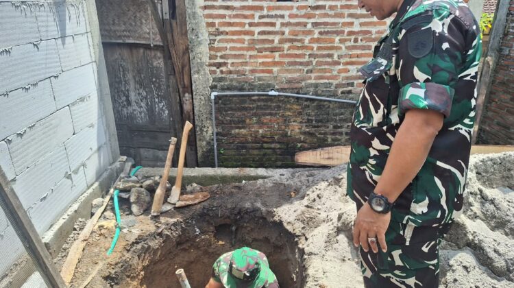 Satgas TMMD 128 Bantu Pembuatan Jamban Rumah Ibu Sumarni