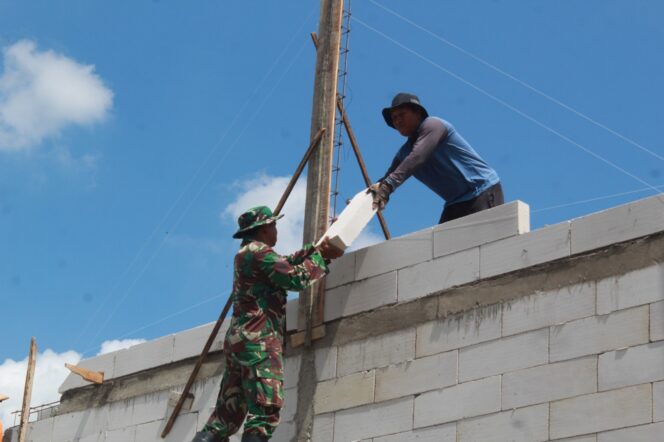 
					TMMD Reguler ke-128 Kodim Pati: TNI dan Warga Desa Godo Kompak Percepat Renovasi RTLH