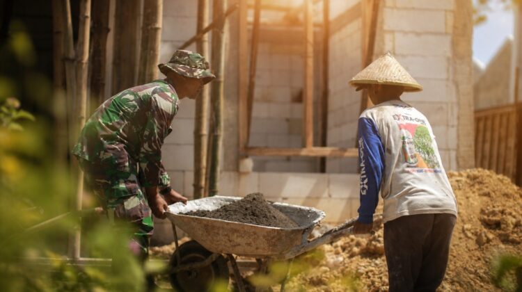 TMMD Kodim Pati: Dari Gerobak Dorong hingga Harapan, TNI dan Warga Bangun Rumah Layak 
