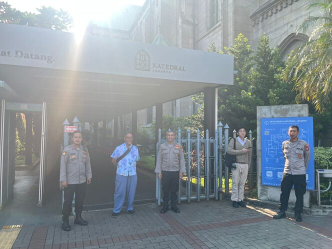 
					Kapolsubsektor Pasar Baru Pimpin Pelayanan Dan Pengamanan Misa Minggu di Gereja Katedral