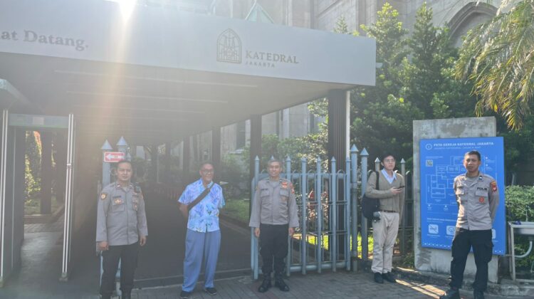 Kapolsubsektor Pasar Baru Pimpin Pelayanan Dan Pengamanan Misa Minggu di Gereja Katedral