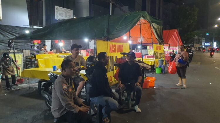 Patroli Malam Minggu Potensi Warga Peduli Dan Bhabinkamtibmas di Pasar Baru, Di Kawasan Kuliner