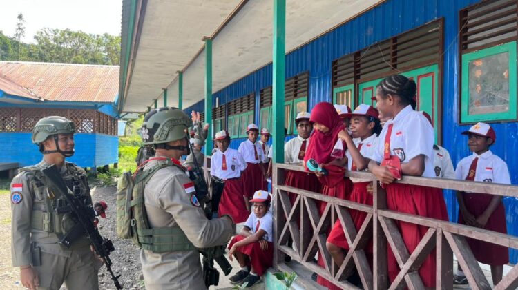 Satgas Ops Damai Cartenz Gelar Patroli Dialogis dan Sambang ke SDN Bale, Perkuat Kedekatan Humanis dengan Masyarakat