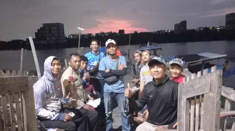 Heroik! Ditpolairud PMJ Selamatkan 11 Pemancing dari Kapal Bocor di Tanjung Priok