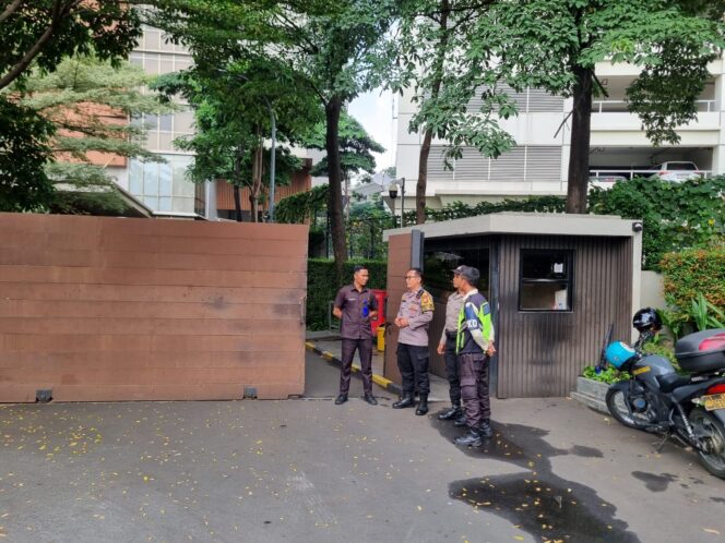
					Bhabinkamtibmas Karet Tengsin Bersama Siswa Latja Seba Polri Sambangi Pos Security Apartemen Sudirman Hill