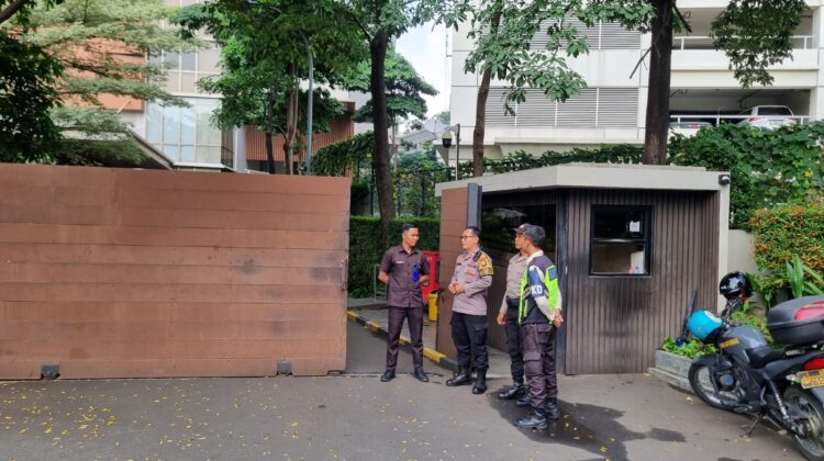 Bhabinkamtibmas Karet Tengsin Bersama Siswa Latja Seba Polri Sambangi Pos Security Apartemen Sudirman Hill