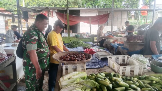 
					Babinsa Koramil 14/Panongan Pantau Harga Sembako, Jalin Komsos Humanis Bersama Pedagang