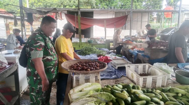 Babinsa Koramil 14/Panongan Pantau Harga Sembako, Jalin Komsos Humanis Bersama Pedagang