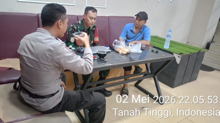 Sinergi Bhabinkamtibmas dan Babinsa, Sambang Satkamling RW 03 Tanah Tinggi Jaga Kondusifitas Malam Hari