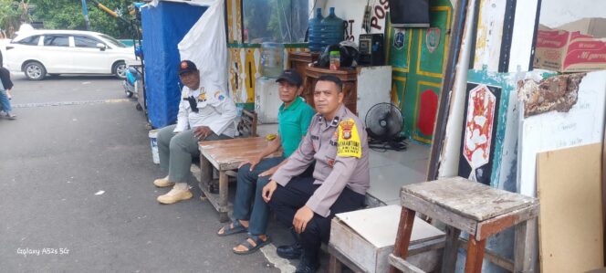 
					Bhabinkamtibmas Kwitang Sambangi Pos Siskamling, Ajak Warga Tingkatkan Kewaspadaan