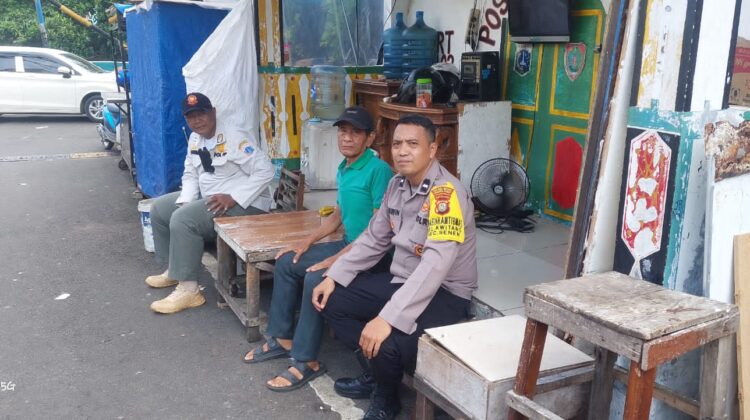Bhabinkamtibmas Kwitang Sambangi Pos Siskamling, Ajak Warga Tingkatkan Kewaspadaan