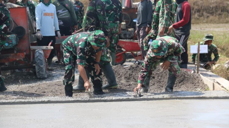 Wadansatgas TMMD Reguler 128 Memotivasi Anggota, Turun Langsung Bantu Pengecoran Jalan