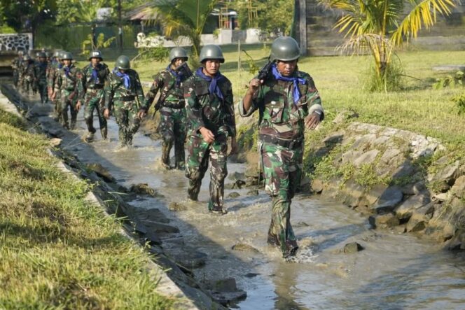 
					Cakra Obstacles Run Yonif 305 Kostrad, Asah Mental dan Soliditas Prajurit