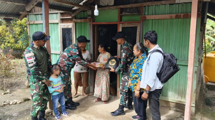 Sapa Warga Tebar Bahagia, Satgas Pamtas Yonarhanud 2 Kostrad Salurkan Sembako dan Pakaian