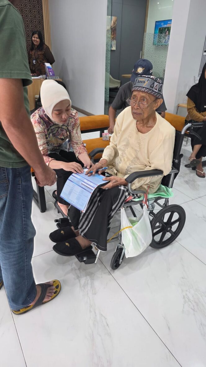 
					Frontliner BRI Kanca Kebon Jeruk Berikan Layanan dengan Sepenuh Hati kepada Nasabah
