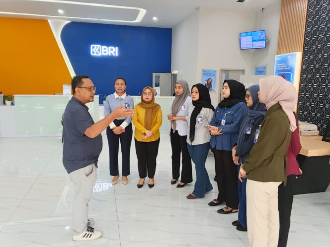 
					Perkuat Standar Pelayanan, BRI KC Daan Mogot Rutin Gelar Briefing Pagi Bersama Frontliner
