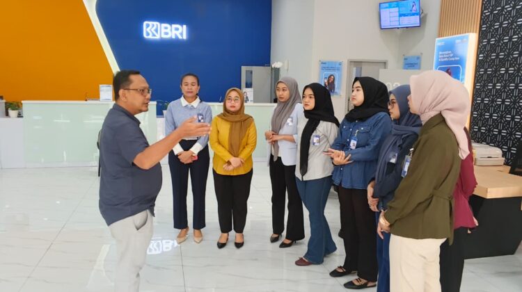 Perkuat Standar Pelayanan, BRI KC Daan Mogot Rutin Gelar Briefing Pagi Bersama Frontliner