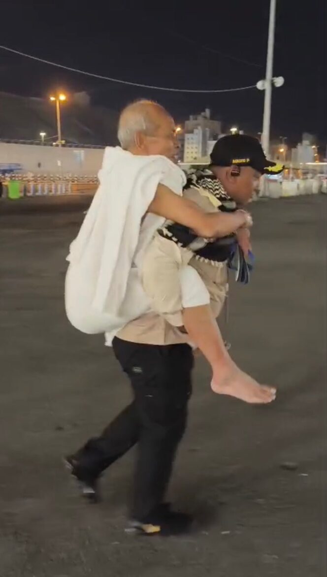 
					Aksi Humanis Personel Polri di Mekah, Gendong Jemaah Lansia yang Terjatuh Usai Umrah Wajib