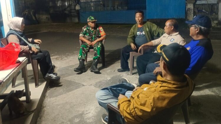 Sinergi TNI dan Warga, Patroli/Siskamling Keliling Koramil Duren Sawit Perkuat Keamanan Lingkungan