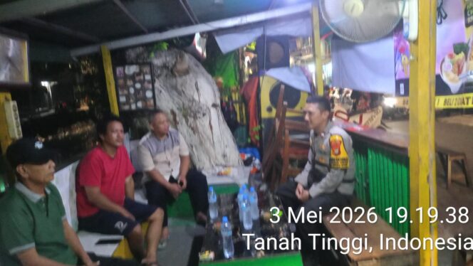 
					Hangatkan Ronda Malam, Polisi dan Warga RW 011 Tanah Tinggi Perkuat Benteng Kamtibmas