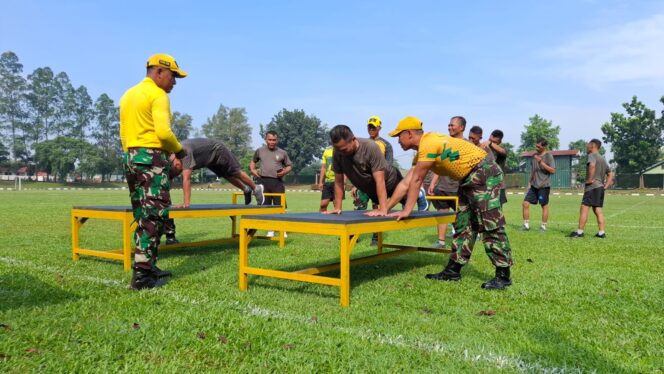 
					Satgas Sampah Kodim Kodim 0510/Tigaraksa Bersihkan Sampah Berserakan Di Desa Kadu