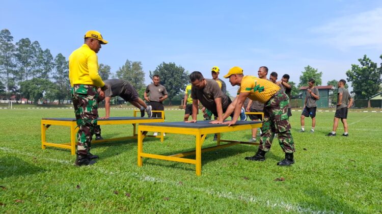 Satgas Sampah Kodim Kodim 0510/Tigaraksa Bersihkan Sampah Berserakan Di Desa Kadu
