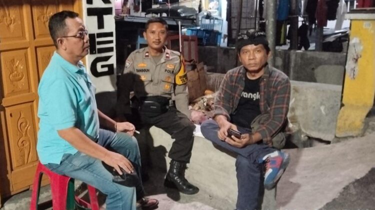 Dini Hari Sambangi Pos Kamling, Polisi Johar Baru Perkuat Sinergi Warga Jaga Keamanan Lingkungan