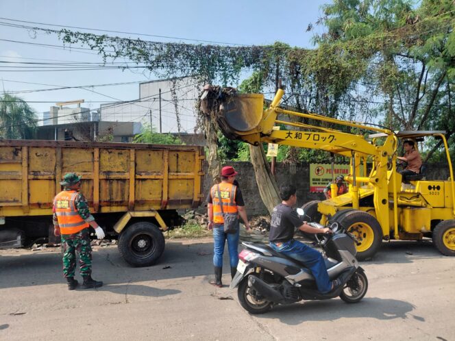 
					Satgas Sampah Kodim Kodim 0510/Tigaraksa Bersihkan Sampah Berserakan Di Desa Kadu