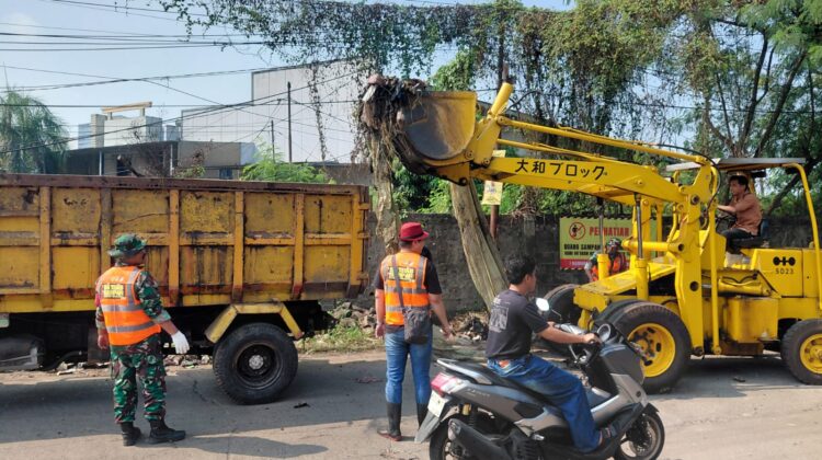 Satgas Sampah Kodim Kodim 0510/Tigaraksa Bersihkan Sampah Berserakan Di Desa Kadu