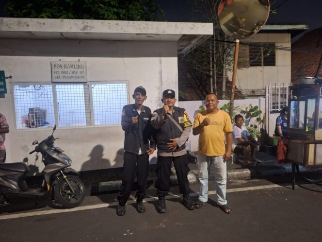 
					Sambang Dinihari Bhabinkamtibmas Pegangsaan, RT 02 RW 07 Perkuat Kewaspadaan Lingkungan