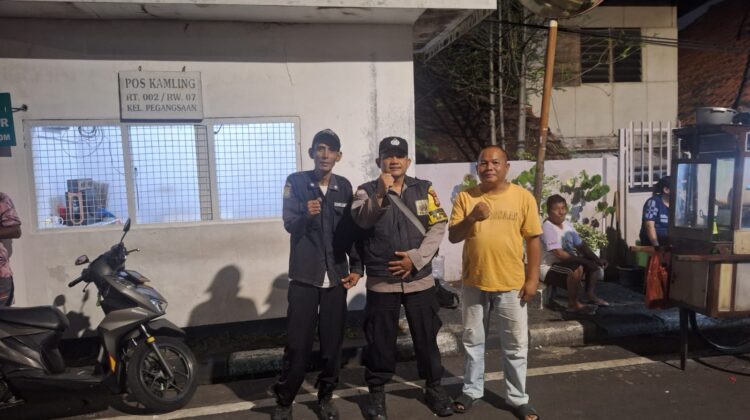Sambang Dinihari Bhabinkamtibmas Pegangsaan, RT 02 RW 07 Perkuat Kewaspadaan Lingkungan