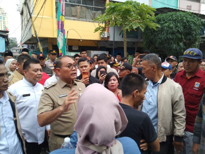 
					Warga Kwini 08 Demo di Kantor Kelurahan Senen, Tuntut Kepastian Relokasi