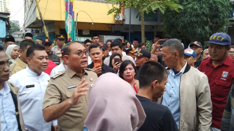 Warga Kwini 08 Demo di Kantor Kelurahan Senen, Tuntut Kepastian Relokasi