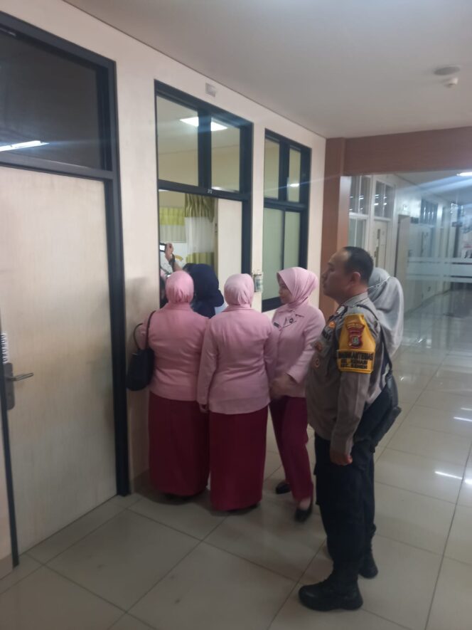 
					Monitoring Giat Ibu Ketua Bhayangkari Jakpus Jenguk Kepala TK Kemala Bhayangkari di RS Kramat 128
