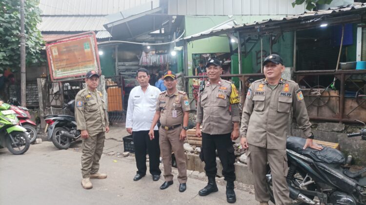 Polisi Bersama 3 Pilar Berikan Imbauan Humanis kepada PKL di Samping Pasar Gembrong