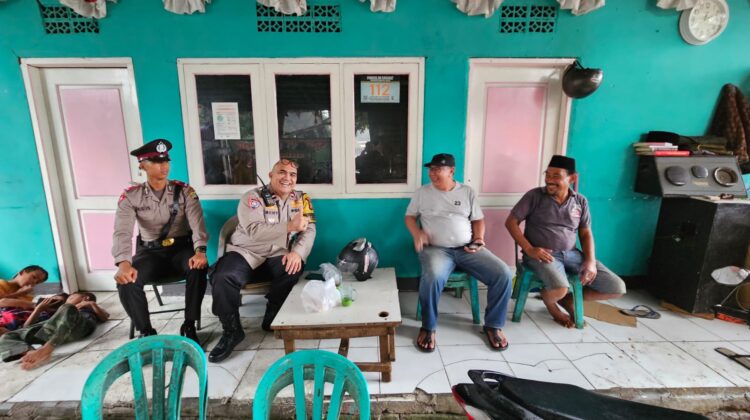 Bhabinkamtibmas Kampung Bali Bersama Siswa Latja Sambangi Pemukiman Warga RW 05 Tanah Rendah