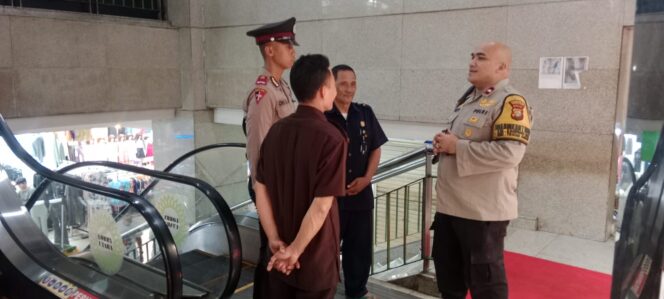 
					Bhabinkamtibmas Kampung Bali Bersama Siswa Latja Laksanakan Patroli dan Sambang di Pasar Blok A Tanah Abang