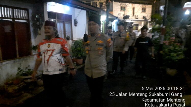 Patroli Jalan Kaki di Jalan Menteng Sukabumi, Polsek Metro Menteng Perkuat Keamanan Lingkungan Malam Hari