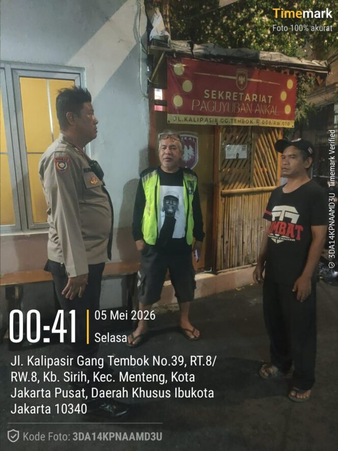 
					Sambang Satkamling Kebon Sirih, Bhabinkamtibmas Ajak Warga Perkuat Keamanan dan Cegah Tawuran