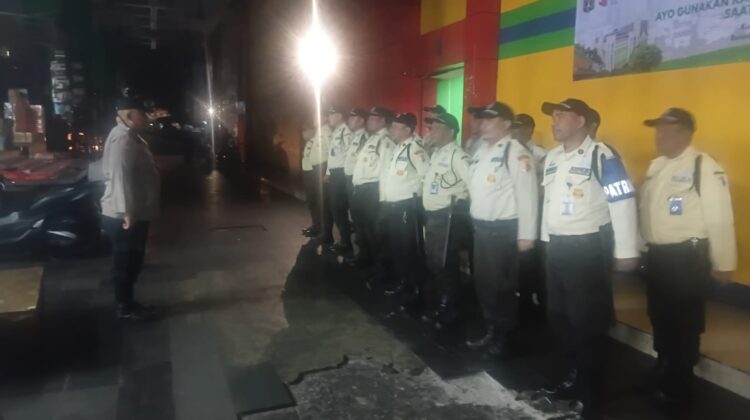 Bhabinkamtibmas Kampung Bali Laksanakan Pembinaan Satkamling dan App Serah Terima Tugas Jaga Satpam Pasar Blok F Tanah Abang