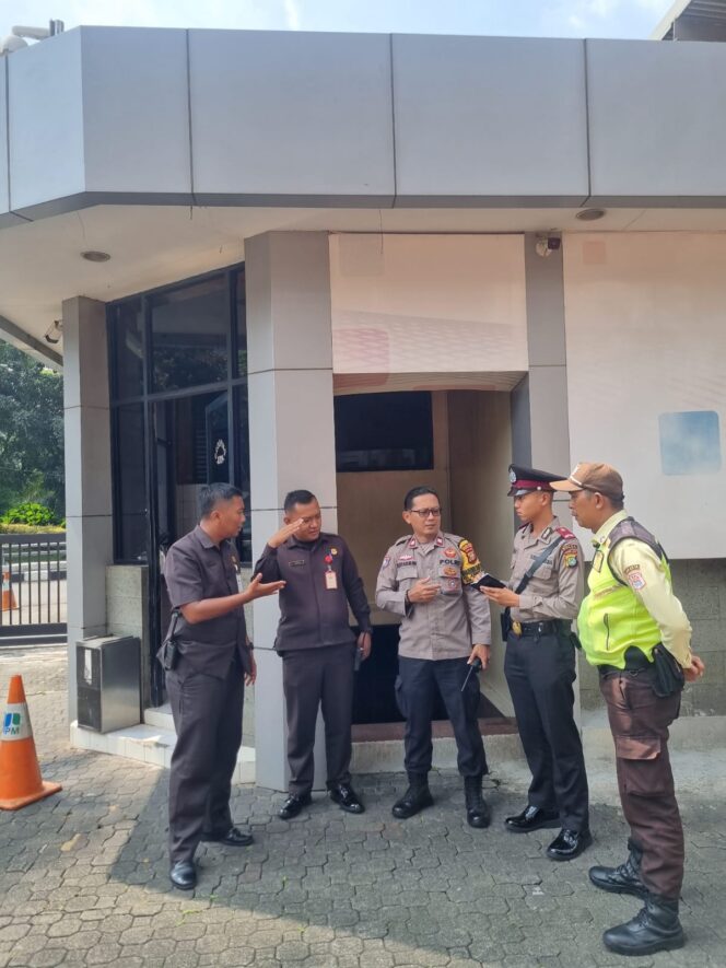 
					Bhabinkamtibmas Karet Tengsin Bersama Siswa Latja Laksanakan Kunjungan dan Koordinasi Keamanan di Graha BNI 46
