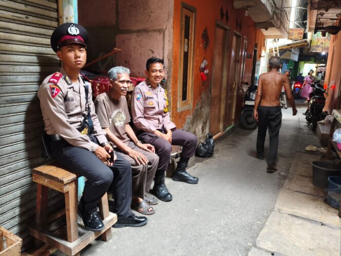 
					Bhabinkamtibmas Kebon Melati Bersama Siswa Latja Laksanakan Sambang dan Patroli Dialogis di Pemukiman Warga Jatibunder VII
