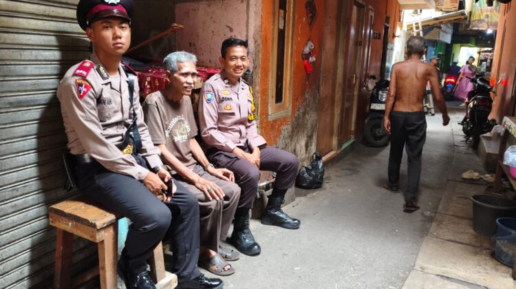 Bhabinkamtibmas Kebon Melati Bersama Siswa Latja Laksanakan Sambang dan Patroli Dialogis di Pemukiman Warga Jatibunder VII