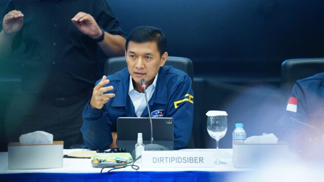 
					Buronan Interpol Red Notice Kasus Penipuan Online Internasional Berhasil Ditangkap